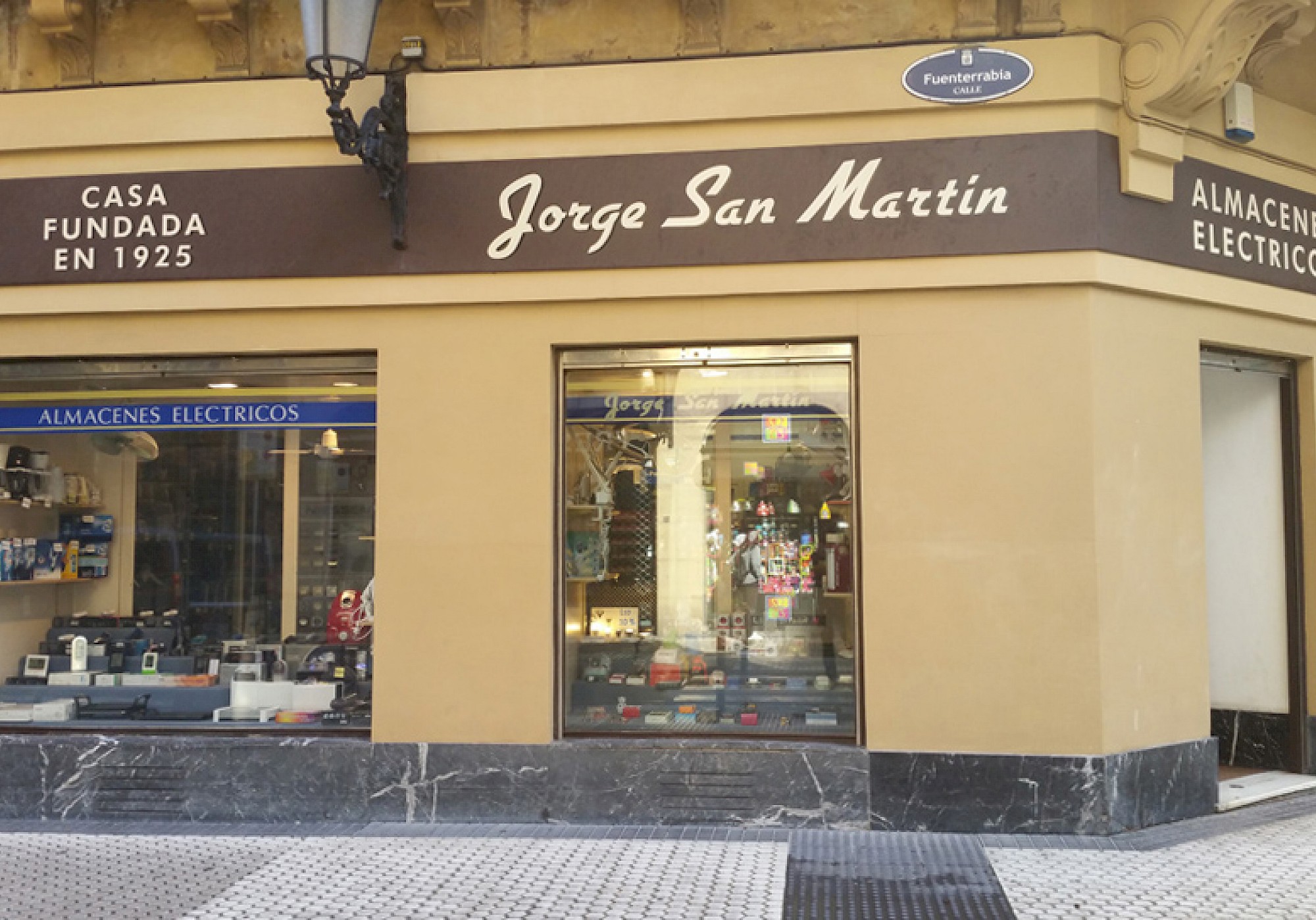 90 urte baino gehiago Gipuzkoako elektrizitate-profesionalen zerbitzura.