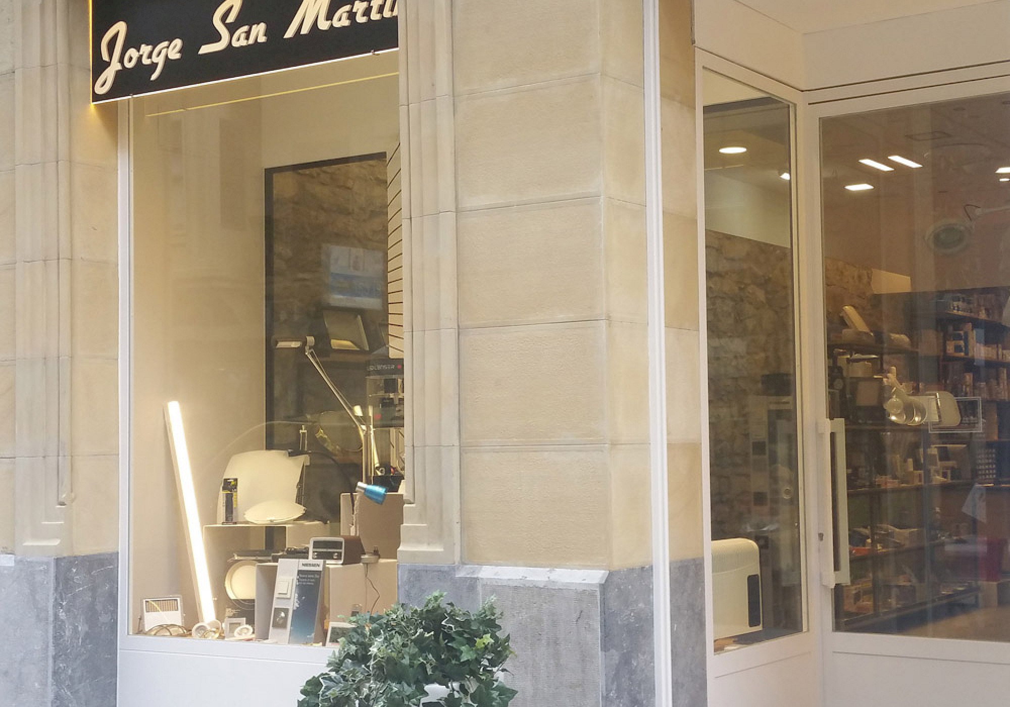 90 urte baino gehiago Gipuzkoako elektrizitate-profesionalen zerbitzura.